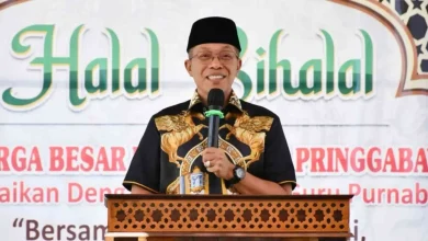 Sekretaris Daerah Kabupaten Lombok Timur Muhammad Juaini Taofik saat menghadiri acara halalbihalal PGRI Kecamatan Pringgabaya pada Sabtu, 18 April 2026.