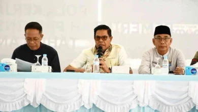 Bupati Lombok Timur Haerul Warisin (tengah) saat melakukan sosialisasi penggunaan gas elpiji kepada kelompok peternak ayam pada Jumat, 17 April 2026.