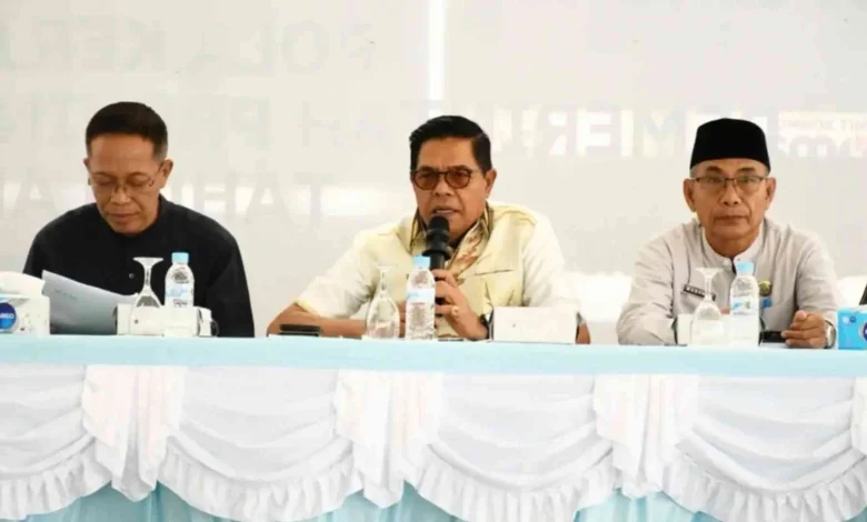 Bupati Lombok Timur Haerul Warisin (tengah) saat melakukan sosialisasi penggunaan gas elpiji kepada kelompok peternak ayam pada Jumat, 17 April 2026.