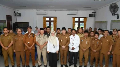 Wakil Bupati Lombok Timur Edwin Hadiwijaya (tengah) saat kegiatan sosialisasi Desa Cantik di Terara pada Selasa, 14 April 2026.