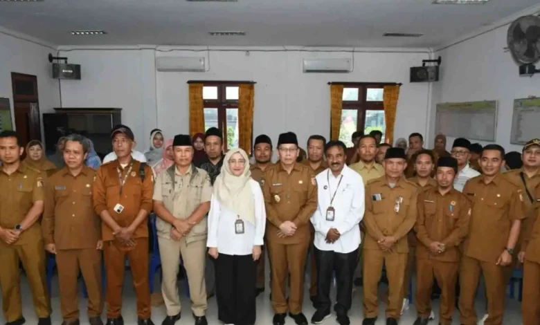 Wakil Bupati Lombok Timur Edwin Hadiwijaya (tengah) saat kegiatan sosialisasi Desa Cantik di Terara pada Selasa, 14 April 2026.