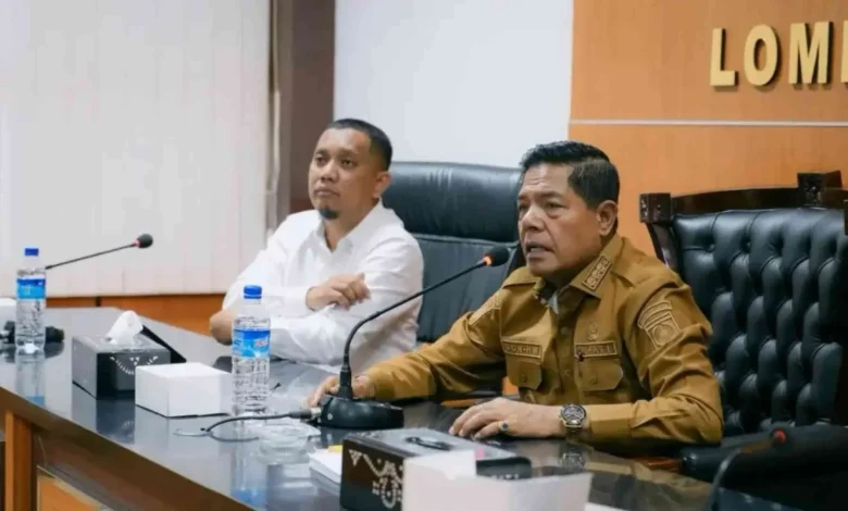 Bupati Lombok Timur Haerul Warisin saat acara hearing bersama Gempur terkait kelangkaan gas elpiji pada Senin, 13 April 2026.