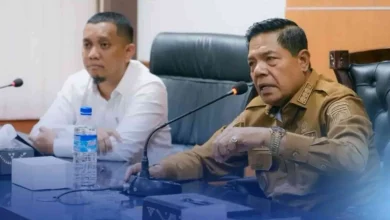 Bupati Lombok Timur Haerul Warisin (kanan) saat menggelar rapat koordinasi untuk membahas keamanan pasokan elpiji di Ruang Rapat pada Senin, 13 April 2026.