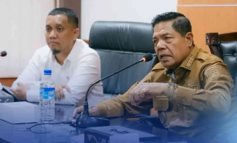 Bupati Lombok Timur Haerul Warisin (kanan) saat menggelar rapat koordinasi untuk membahas keamanan pasokan elpiji di Ruang Rapat pada Senin, 13 April 2026.