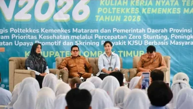 Bupati Lombok Timur Haerul Warisin (kedua dari kiri) saat menerima mahasiswa KKN sekaligus membahas penguatan layanan kesehatan daerah.
