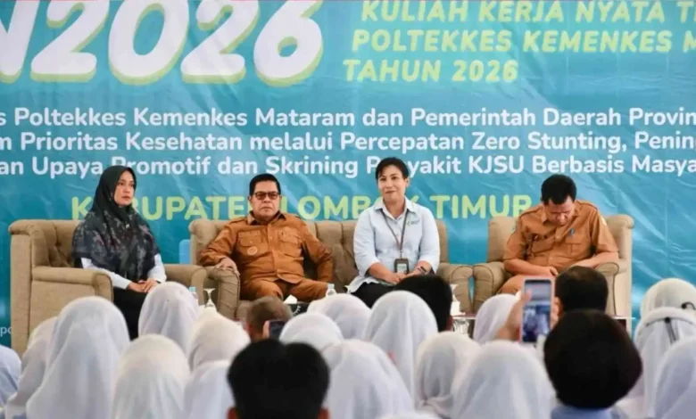 Bupati Lombok Timur Haerul Warisin (kedua dari kiri) saat menerima mahasiswa KKN sekaligus membahas penguatan layanan kesehatan daerah.