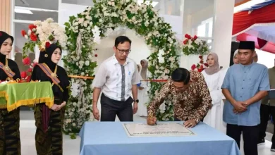 Bupati Lombok Timur Haerul Warisin saat penandataganan peresmian gedung CVCU RSUD dr. R. Soedjono Selong pada Jumat, 10 April 2026.