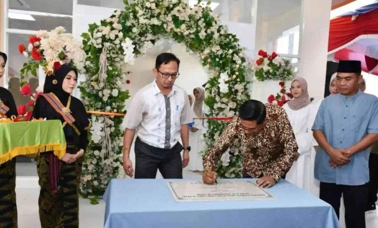 Bupati Lombok Timur Haerul Warisin saat penandataganan peresmian gedung CVCU RSUD dr. R. Soedjono Selong pada Jumat, 10 April 2026.