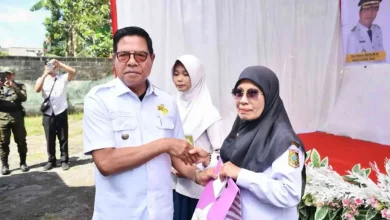 Bupati Lombok Timur Haerul Warisin (kiri) saat bahas tentang integritas ASN di acara halalbihalal pada Rabu, 8 April 2026.