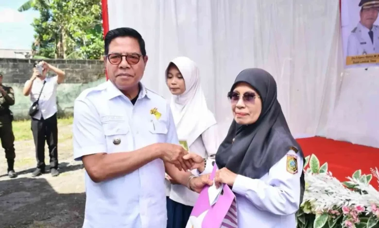 Bupati Lombok Timur Haerul Warisin (kiri) saat bahas tentang integritas ASN di acara halalbihalal pada Rabu, 8 April 2026.