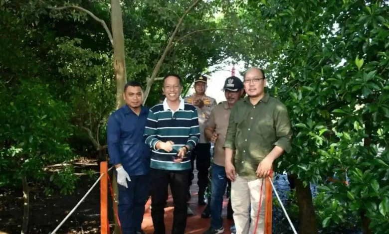 Sekretaris Daerah Lombok Timur, Muhammad Juaini Taofik, saat menghadiri acara peresmian Ekowisata Mangrove pada Sabtu, 4 April 2026.