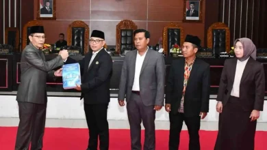 Wakil Bupati Lombok Timur, Edwin Hadiwijaya, saat menyerahkan LKPJ 2025 dalam rapat paripurna DPRD pada Kamis, 2 APril 2026.