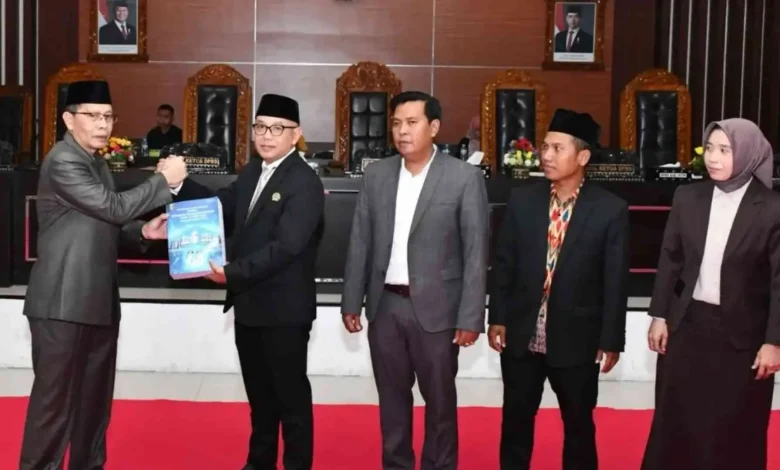 Wakil Bupati Lombok Timur, Edwin Hadiwijaya, saat menyerahkan LKPJ 2025 dalam rapat paripurna DPRD pada Kamis, 2 APril 2026.