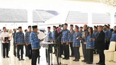 Momen Bupati Lombok Timur, Haerul Warisin (kiri), saat melantik ASN pada Rabu, 1 April 2026.