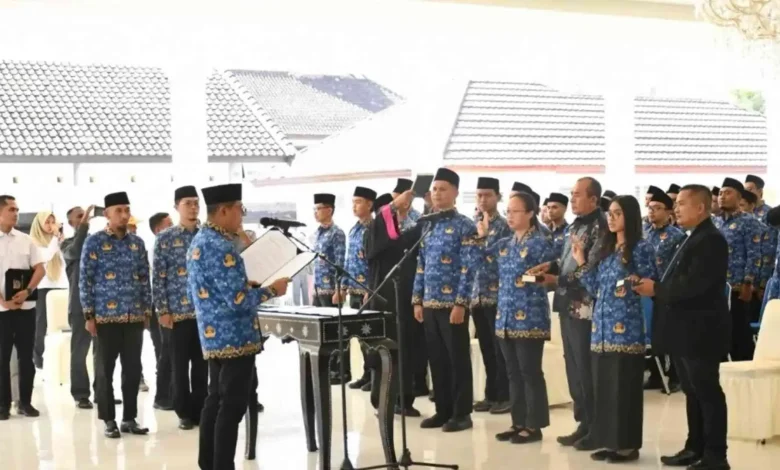 Momen Bupati Lombok Timur, Haerul Warisin (kiri), saat melantik ASN pada Rabu, 1 April 2026.
