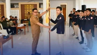 Bupati Lombok Timur, Haerul Warisin, saat melantik Karang Taruna Patuh Karya pada Selasa, 31 Maret 2026.