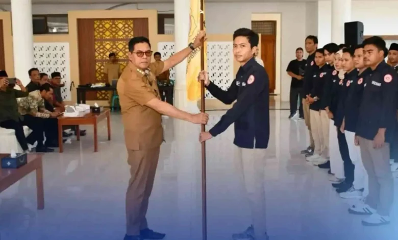 Bupati Lombok Timur, Haerul Warisin, saat melantik Karang Taruna Patuh Karya pada Selasa, 31 Maret 2026.