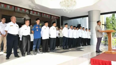 Bupati Lombok Timur, Haerul Warisin (kanan), saat gelar apel dan membahas rencana WFH 50 persen pada Rabu, 25 Maret 2026.