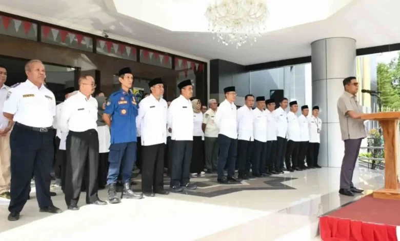 Bupati Lombok Timur, Haerul Warisin (kanan), saat gelar apel dan membahas rencana WFH 50 persen pada Rabu, 25 Maret 2026.