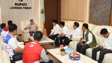 Bupati Lombok Timur, Haerul Warisin (kacamata hitam) saat berkoordinasi dengan tim sales branch manager Rayon 1 NTB PPN pada Minggu, 22 Maret 2026.