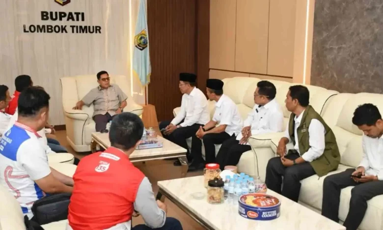 Bupati Lombok Timur, Haerul Warisin (kacamata hitam) saat berkoordinasi dengan tim sales branch manager Rayon 1 NTB PPN pada Minggu, 22 Maret 2026.