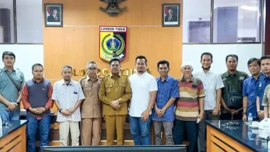 Bupati Lombok Timur Haerul Warisin (tengah) setelah rapat koordinasi bersama perusahaan mitra dan asosiasi peternak pada Senin, 20 April 2026.