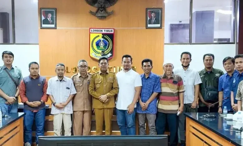 Bupati Lombok Timur Haerul Warisin (tengah) setelah rapat koordinasi bersama perusahaan mitra dan asosiasi peternak pada Senin, 20 April 2026.