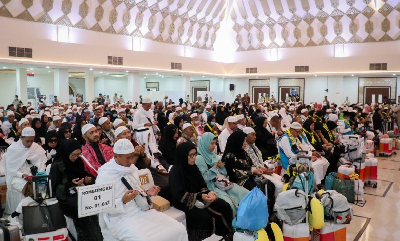 Suasana penerimaan jemaah haji kloter 10 Kota Mataram di Asrama Haji Lombok.