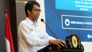 Rektor Unram, Prof. Sukardi saat menyampaikan sambutan dalam kegiatan Sosialisasi Akreditasi dan Penguatan Mutu Program Keteknikan Menuju Unggul 2026, di Ruang Sidang Senat Rektorat Unram, Senin, 4 Mei 2026.