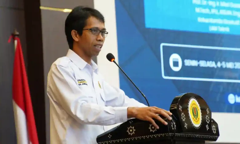 Rektor Unram, Prof. Sukardi saat menyampaikan sambutan dalam kegiatan Sosialisasi Akreditasi dan Penguatan Mutu Program Keteknikan Menuju Unggul 2026, di Ruang Sidang Senat Rektorat Unram, Senin, 4 Mei 2026.