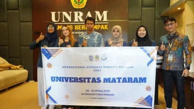 Rektor Unram, Prof. Sukardi (dua dari kiri) saat melepas empat delegasi International Student Mobility Programme 2026 di Universiti Utara Malaysia. pada Rabu, 6 Mei 2026.