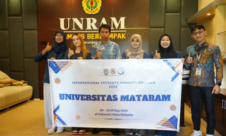 Rektor Unram, Prof. Sukardi (dua dari kiri) saat melepas empat delegasi International Student Mobility Programme 2026 di Universiti Utara Malaysia. pada Rabu, 6 Mei 2026.