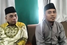 Wakil Ketua DPRD Lobar, TGH Hardiyatullah (kanan) saat memberikan keterangan, Senin, 15 Juni 2026.