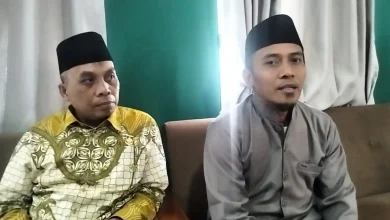 Wakil Ketua DPRD Lobar, TGH Hardiyatullah (kanan) saat memberikan keterangan, Senin, 15 Juni 2026.