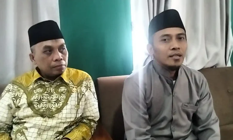 Wakil Ketua DPRD Lobar, TGH Hardiyatullah (kanan) saat memberikan keterangan, Senin, 15 Juni 2026.