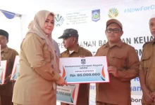 Wakil Gubernur NTB, Indah Dhamayanti Putri, saat menyerahkan kompensasi bagi warga sekitar lingkar TPA Kebon Kongok, Senin, 15 Juni 2026.