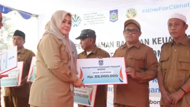 Wakil Gubernur NTB, Indah Dhamayanti Putri, saat menyerahkan kompensasi bagi warga sekitar lingkar TPA Kebon Kongok, Senin, 15 Juni 2026.