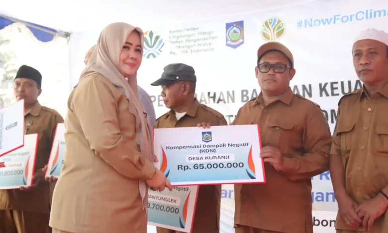 Wakil Gubernur NTB, Indah Dhamayanti Putri, saat menyerahkan kompensasi bagi warga sekitar lingkar TPA Kebon Kongok, Senin, 15 Juni 2026.