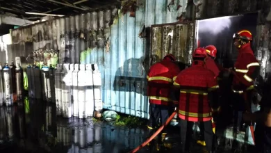 Proses pendinginan Ruangan Sentra Oksigen RSUD Sumbawa oleh petugas Damkartan, Senin malam 15 Juni 2026.