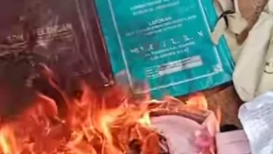Seorang ayah di Lombok Barat membakar dokumen sekolah anaknya, Senin, 14 Juni 2026.