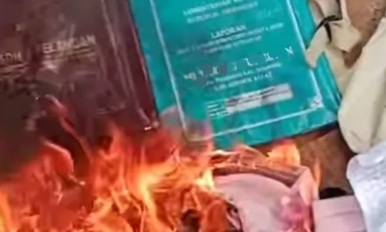 Seorang ayah di Lombok Barat membakar dokumen sekolah anaknya, Senin, 14 Juni 2026.