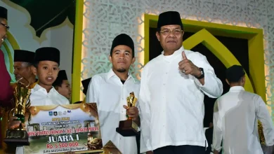 Bupati Lombok Timur, Haerul Warisin saat memberikan penghargaan kepada salah satu pemenang MTQ XXXI di Lombok Tengah, Senin, 16 Juni 2026.