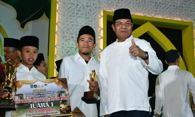 Bupati Lombok Timur, Haerul Warisin saat memberikan penghargaan kepada salah satu pemenang MTQ XXXI di Lombok Tengah, Senin, 16 Juni 2026.