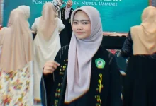 Zivia Rizqotul Awwalin, pelajar asal NTB yang berhasil tembus 17 kampus dunia saat wisuda di sekolahnya.