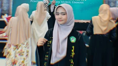 Zivia Rizqotul Awwalin, pelajar asal NTB yang berhasil tembus 17 kampus dunia saat wisuda di sekolahnya.