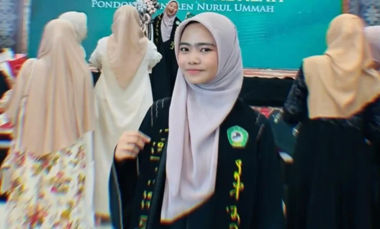 Zivia Rizqotul Awwalin, pelajar asal NTB yang berhasil tembus 17 kampus dunia saat wisuda di sekolahnya.