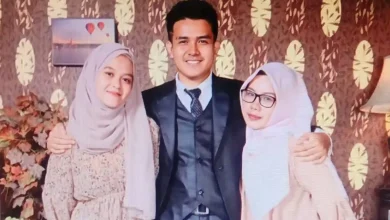 Potret keluarga mendiang NDR (kiri), mahasiswi Unram yang ditemukan meninggal dunia hampir sebulan lalu, bersama kakak laki-laki (tengah) dan ibu kandung korban (kanan).