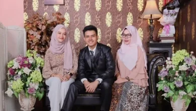 Potret kebersamaan NDR (kiri) mahasiswi Unram yang meninggal di kamar kosnya, bersama kakaknya (tengah) dan ibu kandungnya, Eni Widyawati (kanan).