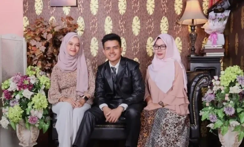 Potret kebersamaan NDR (kiri) mahasiswi Unram yang meninggal di kamar kosnya, bersama kakaknya (tengah) dan ibu kandungnya, Eni Widyawati (kanan).