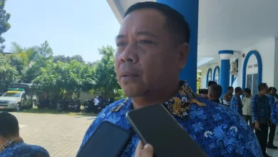 Kepala Dinas Pemberdayaan Masyarakat Desa (DPMD) Lombok Barat, Mahnan, saat diwawancarai di Kantor Camat Batu Layar, Rabu, 17 Juni 2026.